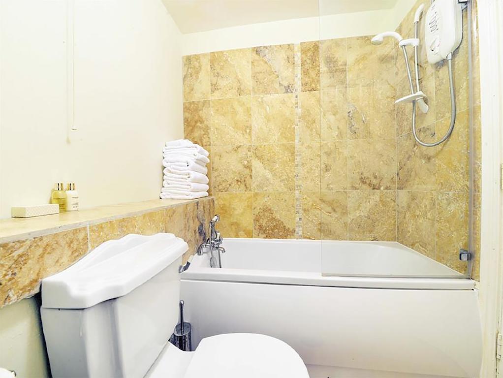 Alexander House Apartment Corsham Room photo